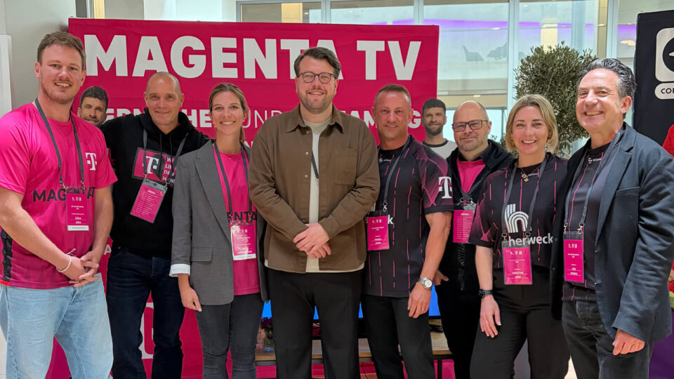 Vertreter der Deutschen Telekom (Stefan Düren, Philipp Mertens, Manuel Wolf), mit Kommentator Christian Strassburger, sowie Vertretern der Herweck AG (Thomas Bauer, Christine Arnd und Jörg Herweck)