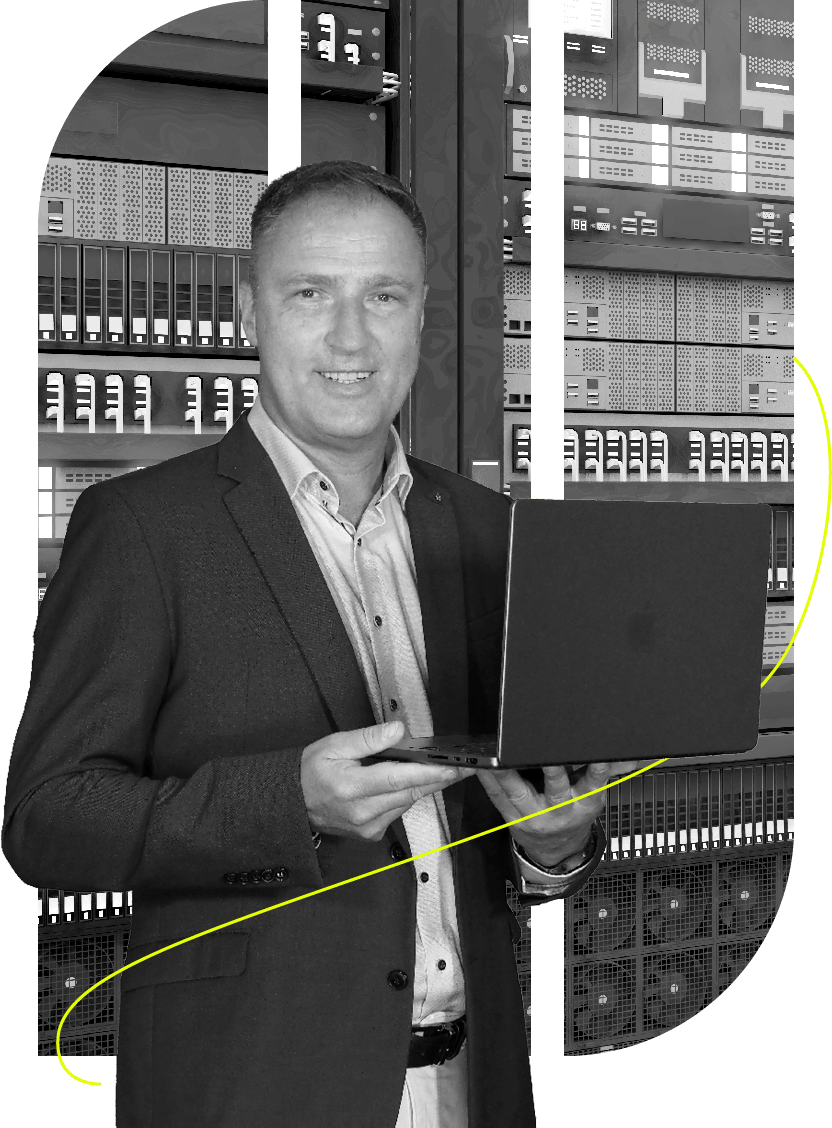 Darstellung eines Mitarbeitenden mit Headset vor einem Server