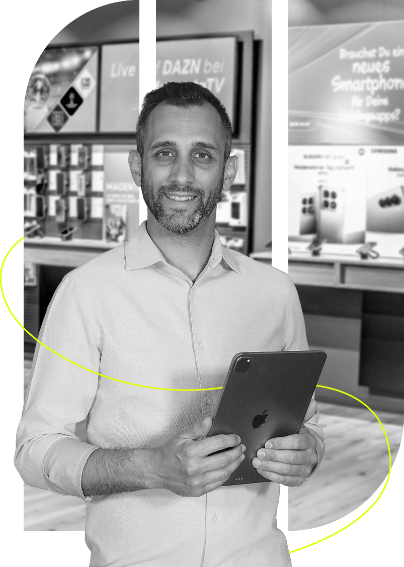 Darstellung eines Mitarbeitenden mit Headset vor einem Mobilfunk-Shop