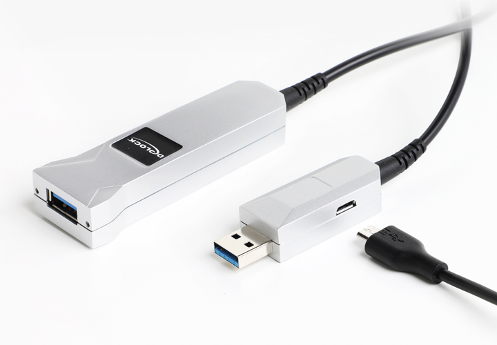 Silberner Delock USB Adapter mit USB-A-Anschlüssen und zusätzlichem Stromkabel auf weißem Hintergrund