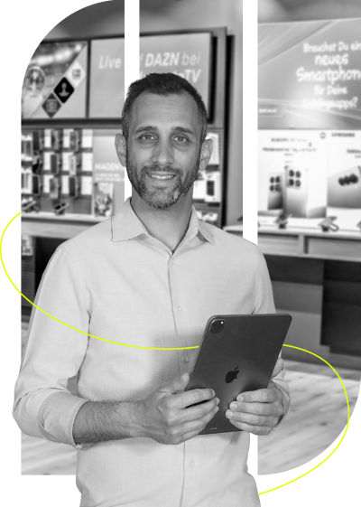 Darstellung eines Mitarbeitenden mit Headset vor einem Mobilfunk-Shop